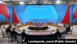 "Орталық Азия – Қытай" екінші саммитіне қатысушылар. Астанадағы Тәуелсіздік сарайы. 17 маусым, 2025 жыл.