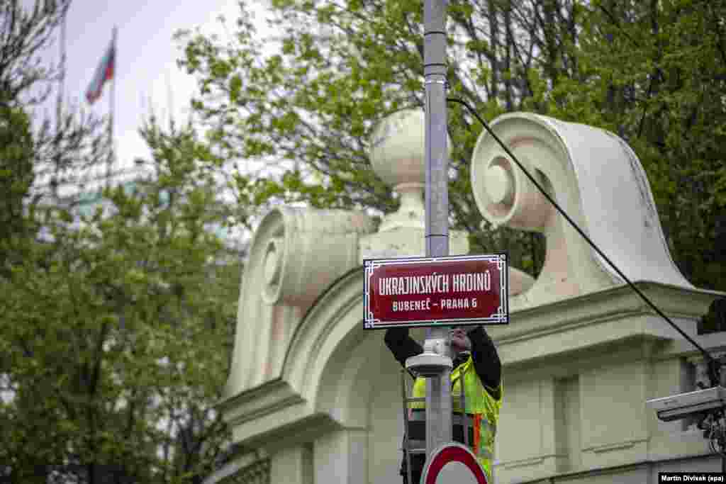 У квітні 2022 року перед російським посольством у Празі (видніється вгорі ліворуч) встановили дорожній знак із назвою вулиці – «Українських героїв»