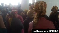 Dükanlarda azyk ýetmezçiligine närazylyk bildirýän köpçülik (arhiwden alnan surat)