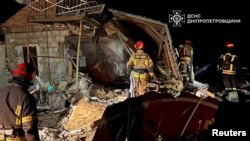 د اوکراين پر دنيپروپېتروفسک سيمې د روسيې تر ډرون بريدونو وروسته د ژغورنې ډلې کارکوونکي مرسته کوي - انځور له ارشيفه