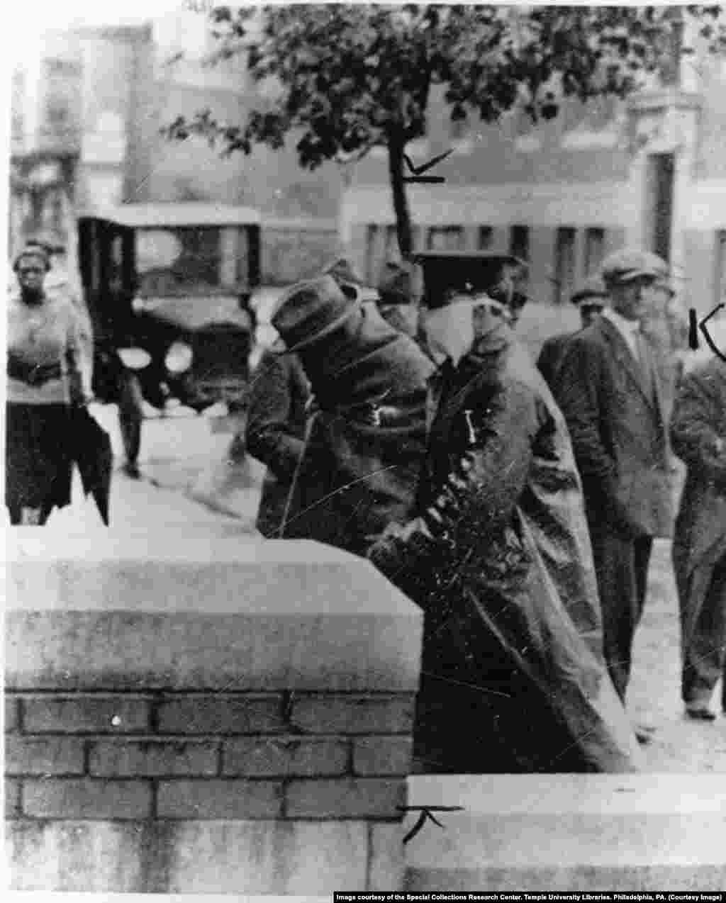 Поліцейський супроводжує хворого на &laquo;іспанку&raquo; в лікарню у Філадельфії в жовтні 1918 року.