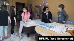 Марта Руткевич із дітьми, яких евакуювали із Запоріжжя до Польщі