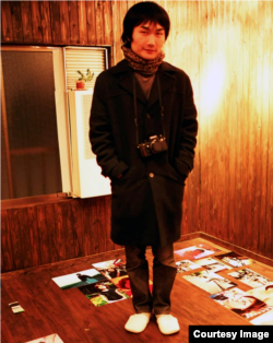 Після закінчення університету працював фотографом у Токіо