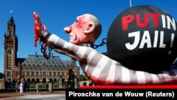 Інсталяція із зображенням російського лідера Володимира Путіна біля Міжнародного суду ООН у Гаазі, Нідерланди, 7 травня 2024 року