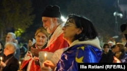 დემონსტრანტები პარლამენტთან 2024 წლის 28 ნოემბრის შემდეგ ყოველდღე იკრიბებიან.