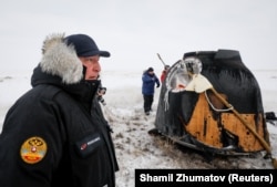 დმიტრი როგოზინი, „სოიუზის“ კაფსულასთან, ყაზახეთის ქალაქ ჟეზკაზგანის მახლობლად, 2018 წ