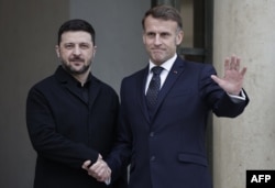 Володимир Зеленський (ліворуч) та президент Франції Емманюель Макрон (праворуч) перед зустріччю в Єлисейському палаці в Парижі, 1 грудня 2025 року