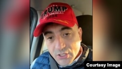 Джордже Симион в "трамповской" бейсболке