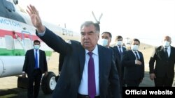 Эмомали Рахмон в Исфаре. 9 апреля 2021 года. Фото пресс-службы президента Таджикистана. 

