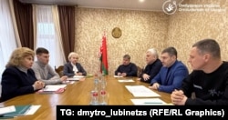 Переговори між Україною та РФ щодо обміну військовополоненими на території Білорусі. У кінці столу під державним прапором і гербом сидить депутатка Палати представників Ірина Костевич, а по ліву руку від неї – чоловік, схожий на офіцера КДБ Валерія Степановича. 31 грудня 2024-го