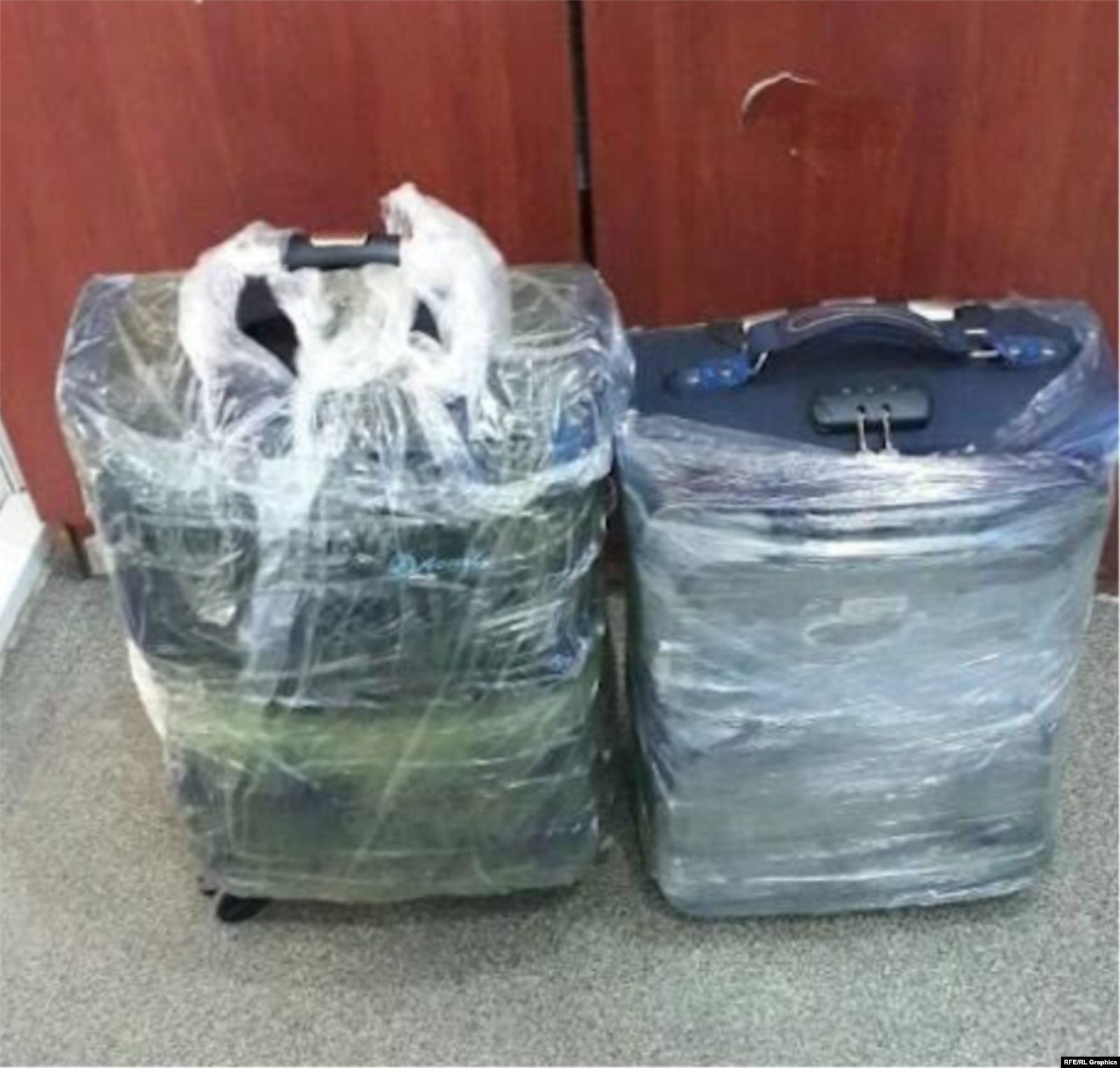 Саймаити бул сүрөттөгү акча шыкалган чемодандарды курьер учакка алып кирерин айтып берген. (Фото: Айеркен Саймаити)