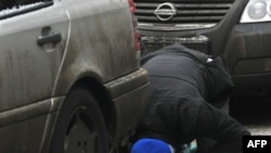 Мәскеуде көліктердің арасында намаз оқып жатқан мұсылман. Архив фотосы