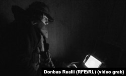 Роман вручну керує дроном «Кажан», виводячи його з зони РЕБу противника