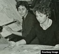 Джималь Латышева (слева) на рабочем месте. Завод "Полиграфмаш"