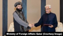 د افغان طالبانو دفاع وزير ملا محمد يعقوب مجاهد له خپل پاکستاني سيال خواجه محمد اصف سره د اوربند تر تړون وروسته روغبړ کوي. د نومبر ۱۹مې انځور