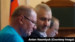 İlmi Umerov öz advokatlarınen mahkeme toplaşuvında