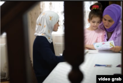 Mümine Saliyeva ve qızları Samiya ve Safiye apishaneden Seyrannıñ mektüplerini oquylar