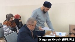 Қайрат Жармағамбет (басына тақия киген, тік тұрған адам) сот процесіне қатысып отыр.  22 қаңтар 2018 жыл.