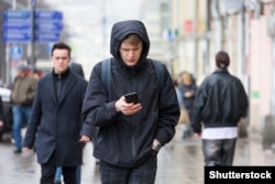 Людина вулицях Москви. Росія, 2025 рік