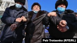 Полицейлер Республика алаңынан қарт адамды күштеп әкетіп бара жатыр. Алматы, 10 қаңтар 2021 жыл.