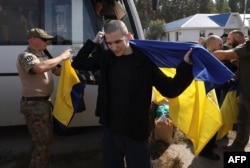 Военный Олег Типикин заворачивается в украинский флаг. 49 украинских военнопленных: бойцы ВСУ, Нацгвардии, Нацполиции, Госпогранслужбы, Азову вернулись в Украину. 13 сентября 2024 года