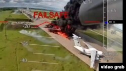 Скриншот из видео СБУ, где зафиксирована атака беспилотника на российские самолеты на авиабазах в рамках операции «Паутина»