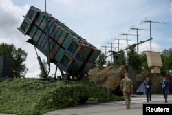 Українські військовослужбовці біля пускової установки системи ППО Patriot, місце розташування в Україні не розголошується