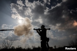 Гранатометники 24-ї механізованої бригади імені Данила Галицького ведуть вогонь по російських позиціях на сході України. Березень 2025 року