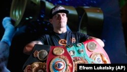 Олександр Усик з чемпіонськими поясами. Серпень 2018 року