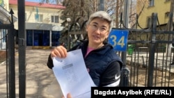 Жанар Секербаева төленген айыппұлдың квитанциясын көрсетіп тұр.