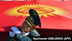 Ала-Тоо аянтына мамлекеттик тууну көтөрүп келаткан аскерлер. 31-август,  2018-жыл.