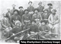 Кызыл аскерлердин катарына өткөн ыктыярчылар.