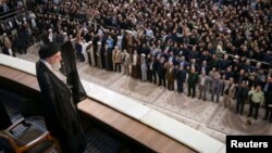 Իրանի գերագույն հոգևոր առաջնորդ Ալի Խամենեին դիմում է Թեհրանի մզկիթում հավաքված հազարավոր հավատացյալներին, 4-ը հունիսի, 2025թ.