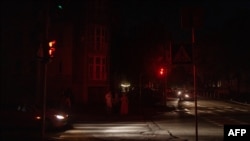 Тим часом, в «Укренерго» нагадали, що 10 грудня вимушено застосовуються заходи обмеження споживання: графіки обмеження потужності для промислових споживачів та бізнесу і погодинні відключення