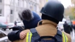 Pompierii salvează copiii de la grădiniță în urma unui atac cu drone în Harkov