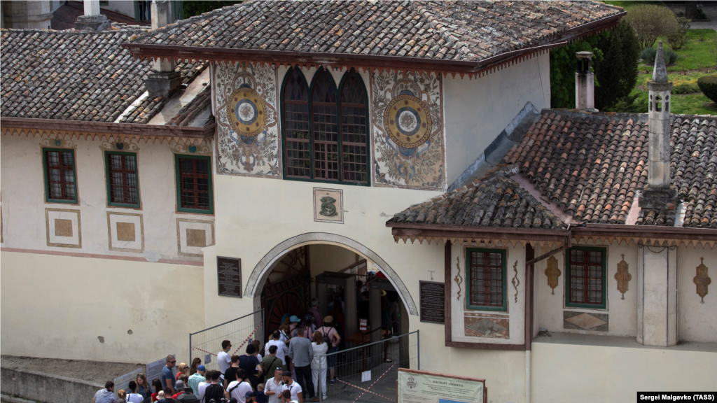 Turistler Hansaraynıñ meydanına kirişte&nbsp;