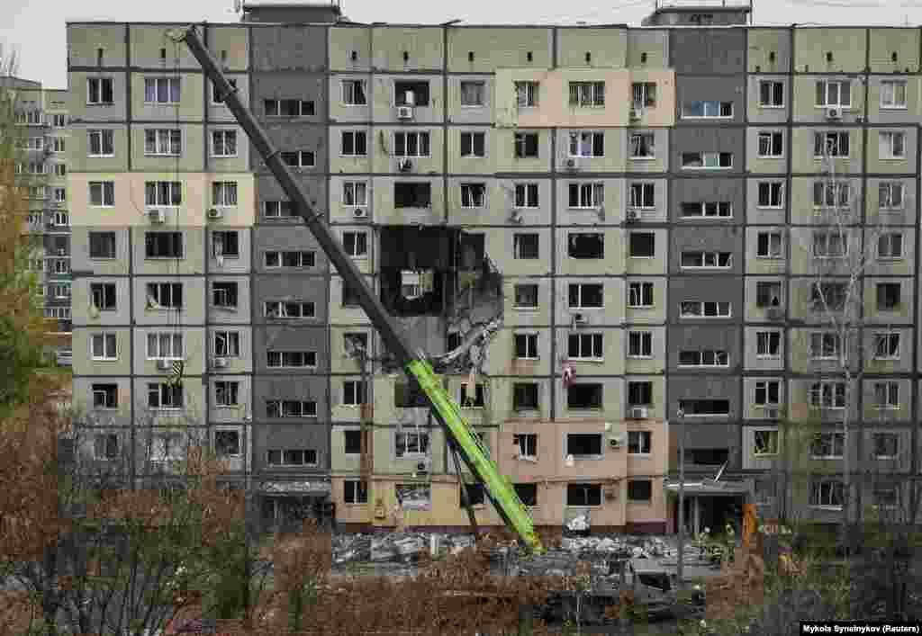 Кран работает на месте обрушения нескольких жилых домов, Днепр, Украина, 8 ноября 2025 года. REUTERS/Никола Синельников