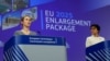 Șefa politicii externe a UE, Kaja Kallas (stânga), și comisara europeană pentru extindere, Marta Kos, prezintă raportul anual al Uniunii Europene privind extinderea, la Bruxelles, Belgia, 4 noiembrie 2025.