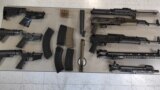 Оружие и боеприпасы, изъятые в ходе полицейской операции и предназначавшиеся для отрядов Армии национального освобождения (ELN) в Венесуэле. Город Риоача, Колумбия, 25 января 2025 года
