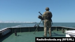 Український військовий в Азовському морі