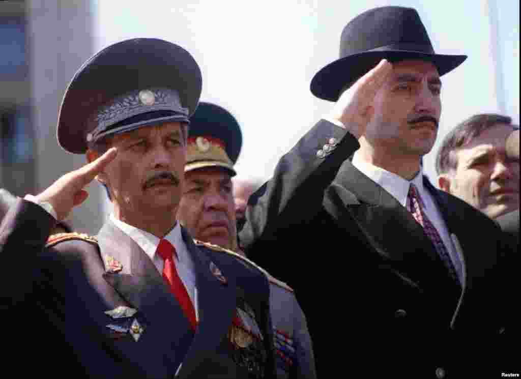 Оьрсийчоьнах дIакъаьстина кхо шо кхачарна леринчу парадехь Нохчийн Ичкерия республикин президент Дудаев Джохар а, инарла Шахабов Висхан а салют луш ву, 1994-чу шеран гезгамашин-беттан 6-гIа Нохчийн проблема йерзон хIун кепаш листира Кремлехь? &quot;Хроника Кавказа&quot; подкастан авторо Вачагаев Майрбека дийцаредира Оьрсийчоьнан хиллачу политикца Савостьянов Евгенийца &nbsp;