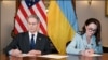 Міністр фінансів США Скотт Бессент і перша віцепрем’єр-міністерка, міністерка економіки України Юлія Свириденко підписують угоду про мінерали, фото Міністерства фінансів США