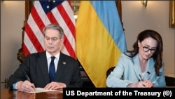 Міністр фінансів США Скотт Бессент і перша віцепрем’єр-міністерка, міністерка економіки України Юлія Свириденко підписують угоду про мінерали, фото Міністерства фінансів США