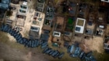 Тела погибших перед захоронением на кладбище в Буче. Убийства мирных жителей в этом городе близ Киева являются одним из самых вопиющих случаев нарушения российской армией обычаев ведения войны