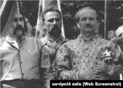 В’ячеслав Чорновіл на козацькій раді в Переяславі під час розриву присяги українських козаків російському царю. 21 червня 1992 року