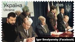 Марка, выпущенная «Укрпочтой» в январе 2025 года. Этому предшествовало интервью президента Украины Владимира Зеленского, в котором он критически высказался о Будапештском меморандуме