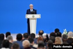 Президент Қасым-Жомарт Тоқаев Қазақстан халқы ассамблеясы сессиясында сөйлеп тұр. Астана, 24 сәуір 2025 жыл.