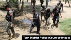 پوځيان او پولیس په ټانک کې د څارنې ګزمې کوي - انځور له ارشیفه