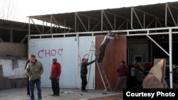 "Снос". Оштогу "кызыл сызыктан" чыгып кетти делген курулуштарды бузуу иштери. 