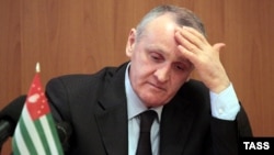 Александр Анкваб уже несколько лет дистанцировался от лидеров оппозиции, держался особняком